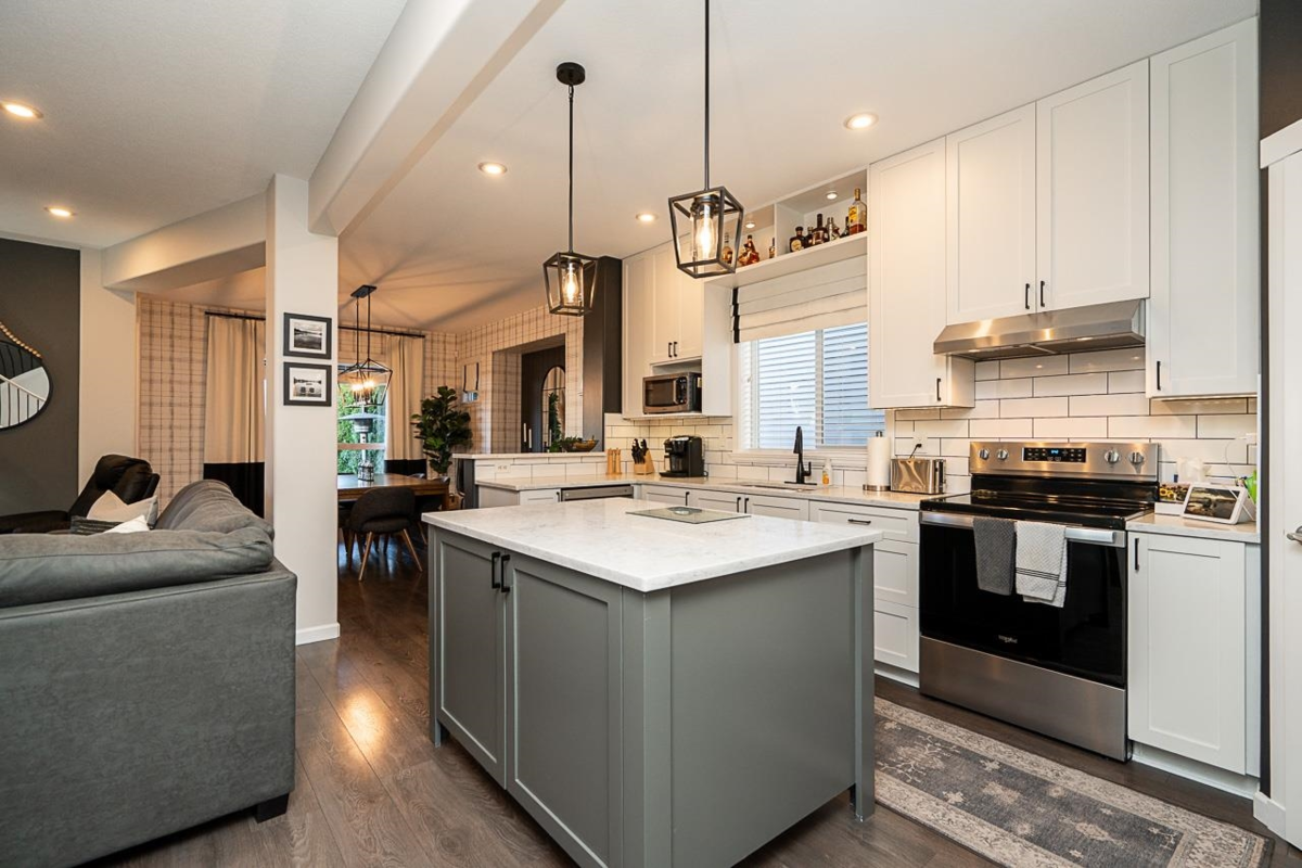 Kitchen Island Photo of 18947 71a Avenue, Surrey, BC