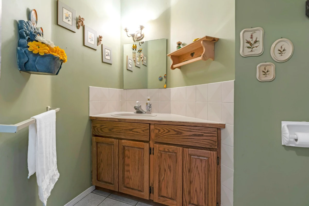 Powder Room Photo of 1859 Walnut Crescent, Coquitlam, BC