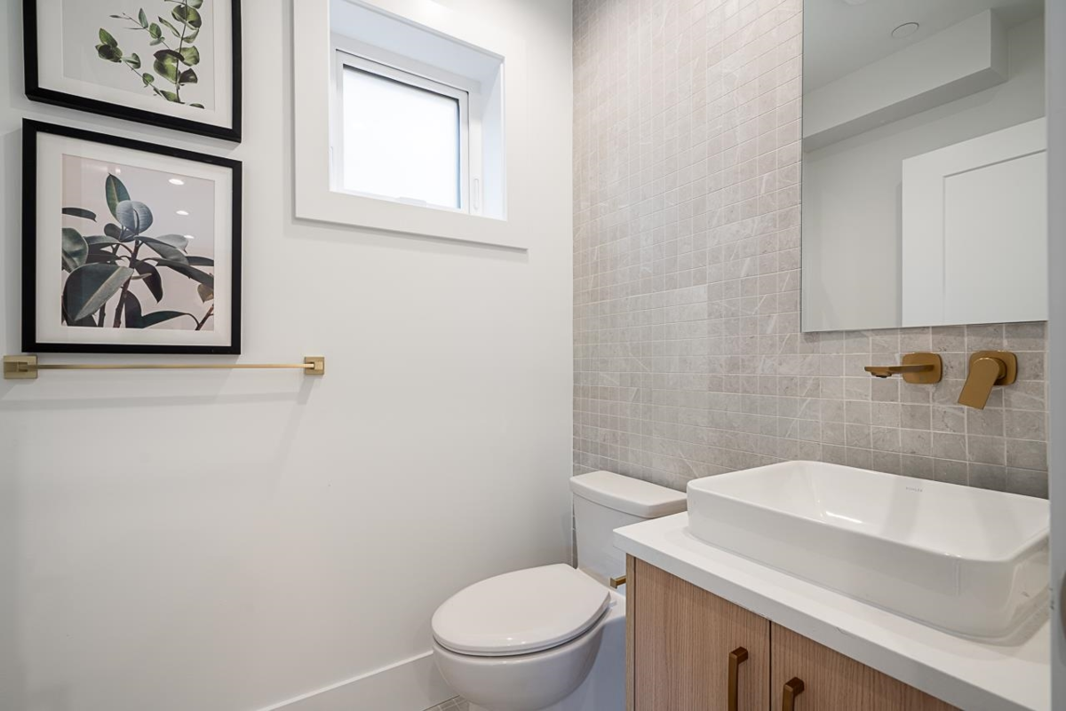 Kitchen Island Photo of 1 1816 E 3rd Avenue, Vancouver, BC
