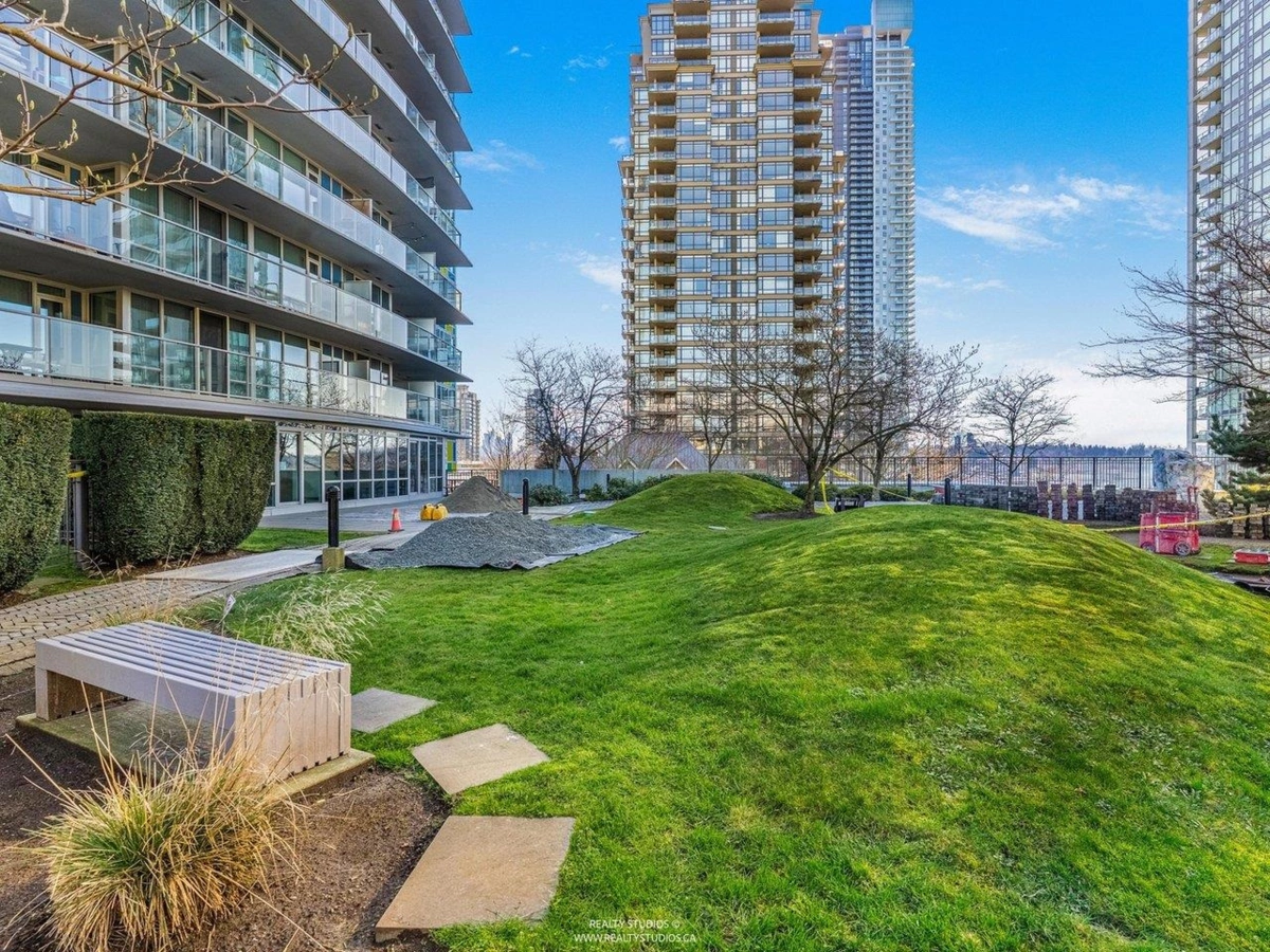 Front Yard Photo of 303 4189 Halifax Street, Burnaby, BC