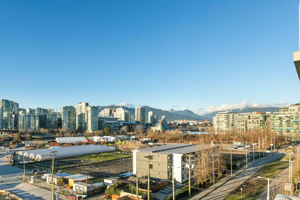 Kitchen Island Photo of 801 1833 Crowe Street, Vancouver, BC