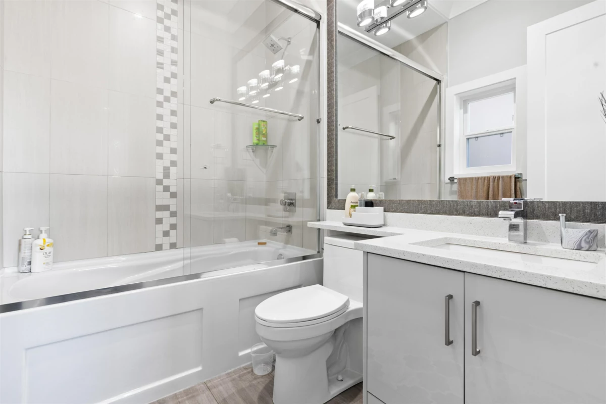 Entry Foyer Photo of 6631 121a Street, Surrey, BC