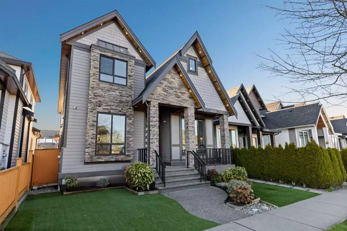 Living Room Photo of 6631 121a Street, Surrey, BC