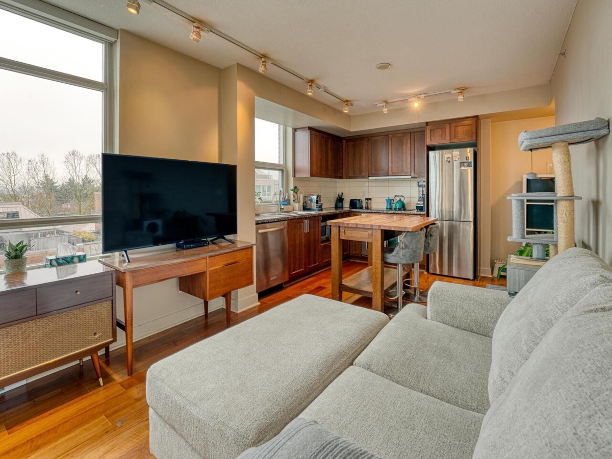 Dining Area Photo of 710 2228 W Broadway, Vancouver, BC
