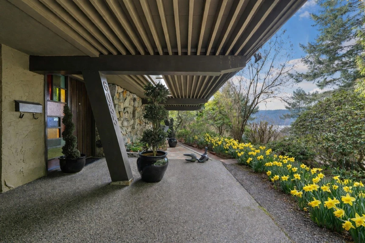 Living Room Photo of 6035 Eagleridge Drive, West Vancouver, BC