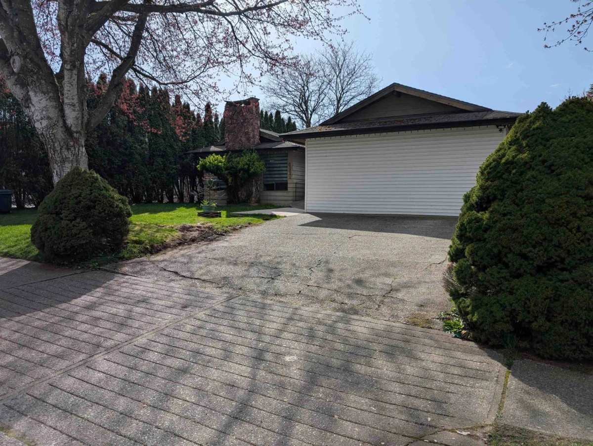 Living Room Photo of 6099 172 Street, Surrey, BC