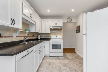 Kitchen Island Photo of 312 33401 Mayfair Avenue, Abbotsford, BC