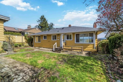 Garden / Landscaping Photo of 922 Surrey Street, New Westminster, BC