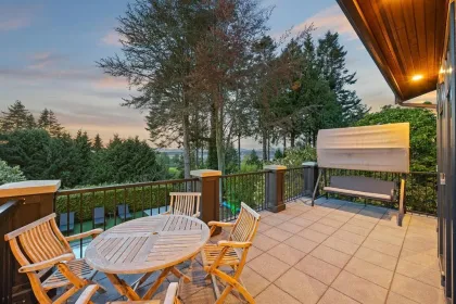 Entry Foyer Photo of 2737 Crescent Drive, Surrey, BC