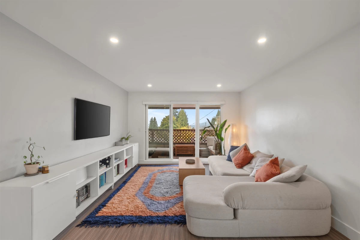 Family Room Photo of 104 105 W Kings Road, North Vancouver, BC