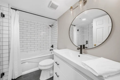 Primary Bathroom Photo of 307 19131 Ford Road, Pitt Meadows, BC