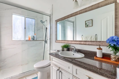 Guest Bathroom Photo of 6445 King George Boulevard, Surrey, BC