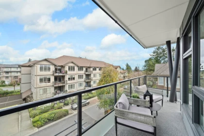 Hallway Photo of 304 15353 17 Avenue, Surrey, BC