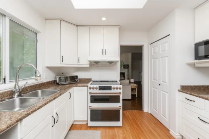 Primary Bedroom Photo of 1221 Rochester Avenue, Coquitlam, BC