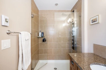 Guest Bathroom Photo of 34934 Oakhill Drive, Abbotsford, BC