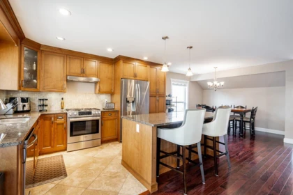 Kitchen Island Photo of 34934 Oakhill Drive, Abbotsford, BC