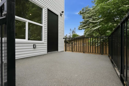 Front Yard Photo of 1 12863 Marine Drive, Surrey, BC
