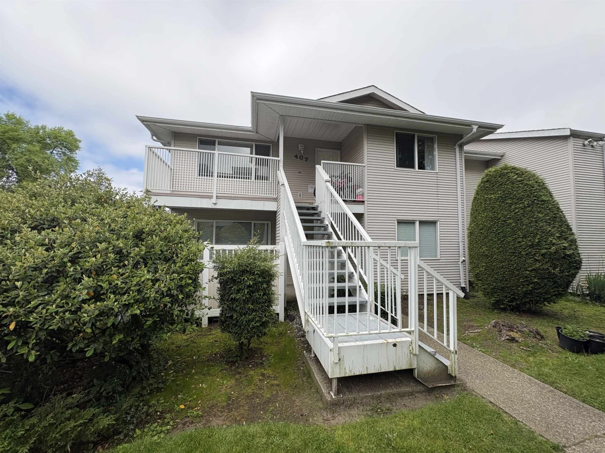 Living Room Photo of 407 13963 72 Avenue, Surrey, BC