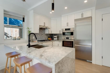 Kitchen Island Photo of 1372 E 10th Avenue, Vancouver, BC
