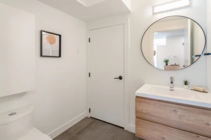 Primary Bathroom Photo of 1372 E 10th Avenue, Vancouver, BC