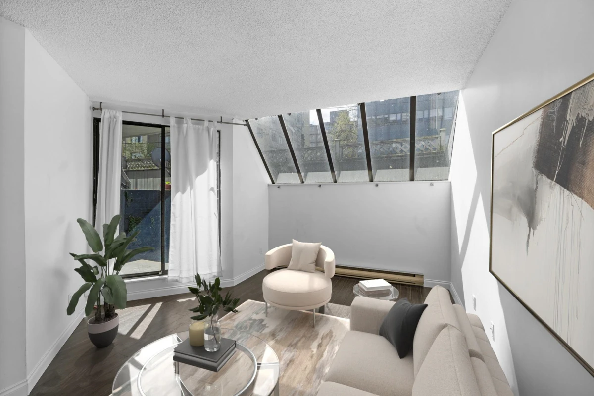 Dining Area Photo of 207 1270 Robson Street, Vancouver, BC