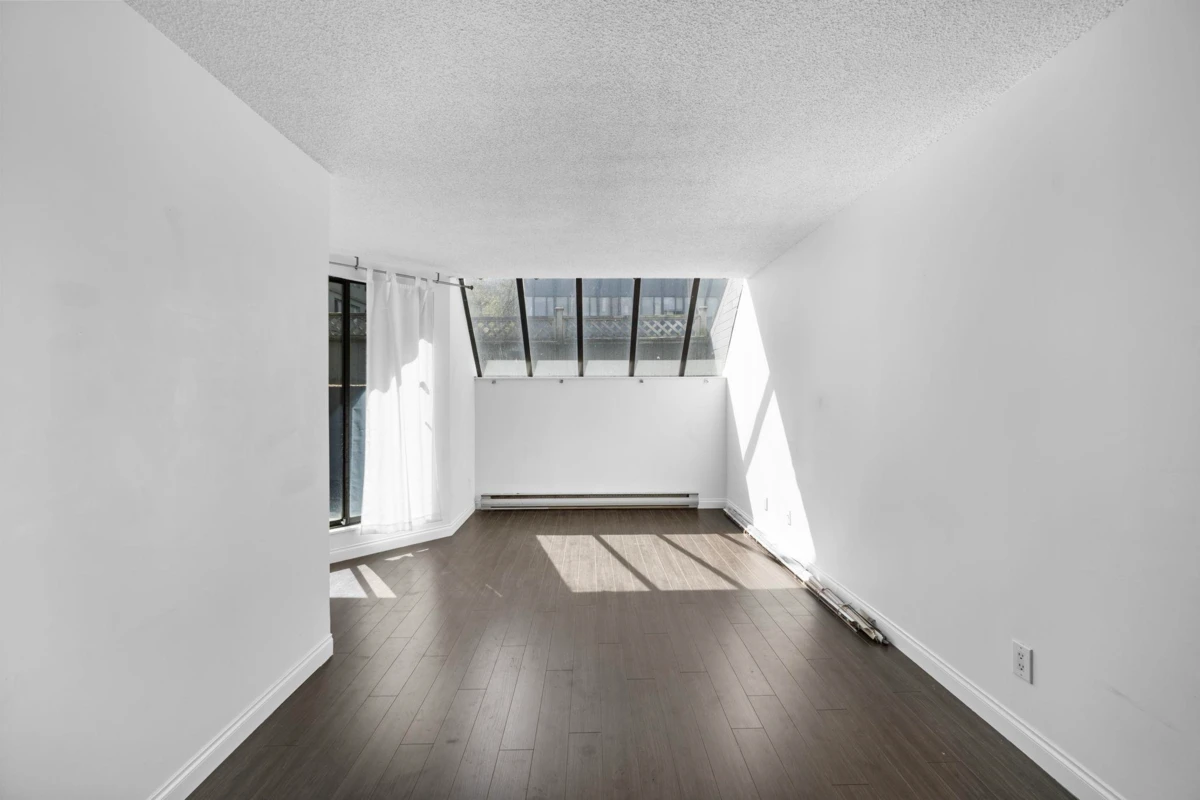 Family Room Photo of 207 1270 Robson Street, Vancouver, BC