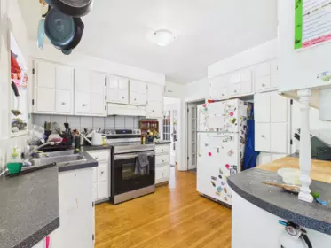 Kitchen Island Photo of 4370 Osler Street, Vancouver, BC