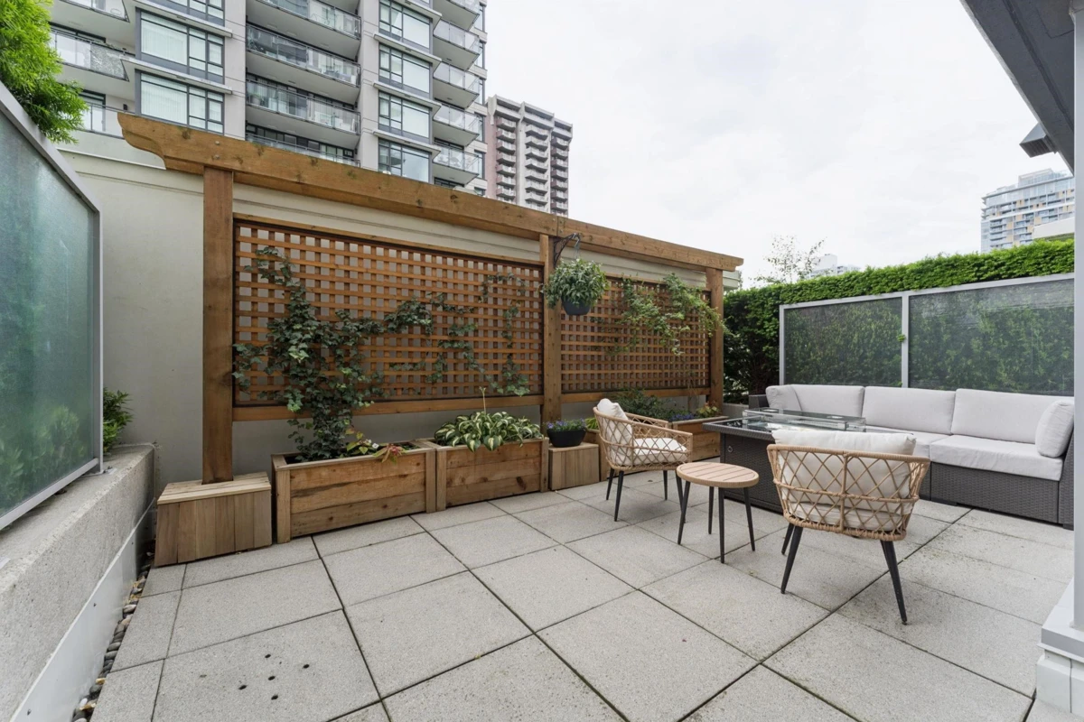 Family Room Photo of 306 1320 Chesterfield Avenue, North Vancouver, BC