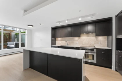 Kitchen Island Photo of 306 1320 Chesterfield Avenue, North Vancouver, BC
