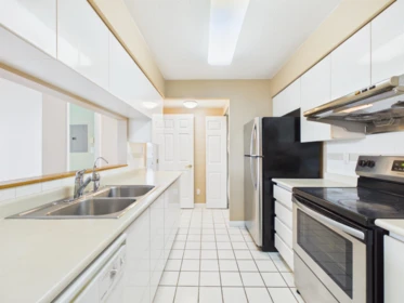 Primary Bathroom Photo of 402 9633 Manchester Drive, Burnaby, BC