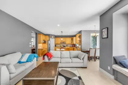 Kitchen Island Photo of 36178 S Auguston Parkway, Abbotsford, BC