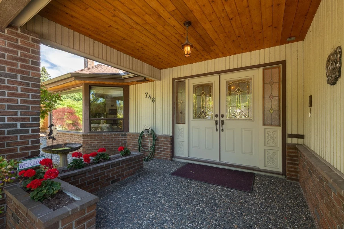 Family Room Photo of 748 Juniper Place, Delta, BC