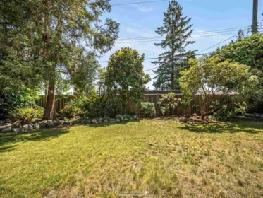 Garden / Landscaping Photo of 947 Evergreen Place, North Vancouver, BC
