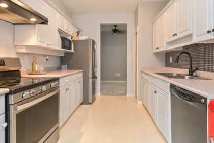 Primary Bathroom Photo of 105 45700 Wellington Avenue, Chilliwack, BC