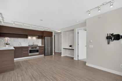 1402 570 Emerson Street, Coquitlam, BC, Coquitlam — Apartment/Condo for sale