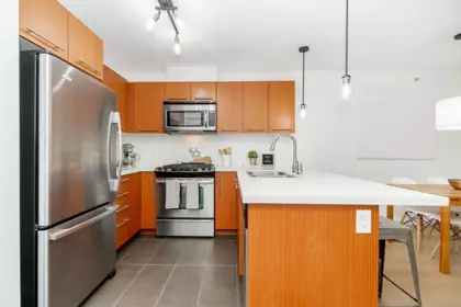 201 2133 Douglas Road, Burnaby, BC, Burnaby — Apartment/Condo for sale