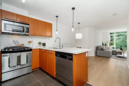 201 2133 Douglas Road, Burnaby, BC, Burnaby — Apartment/Condo for sale