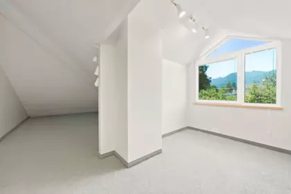 Entry Foyer Photo of 305 E 17th Street, North Vancouver, BC