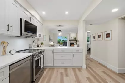 Entry Foyer Photo of 102 1538 Bowser Avenue, North Vancouver, BC