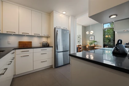 Kitchen Island Photo of 114 1420 Duchess Avenue, West Vancouver, BC