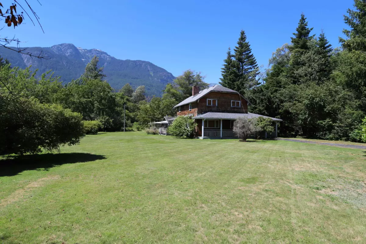 Living Room Photo of 41591 Government Road, Squamish, BC
