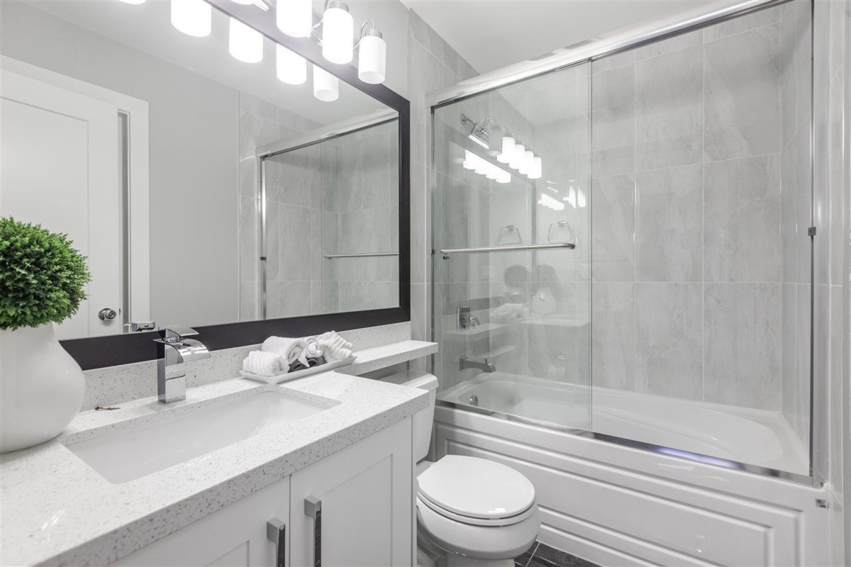 Entry Foyer Photo of 1 1408 Sixth Avenue, New Westminster, BC