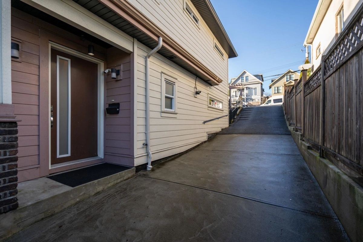 Hot Tub / Spa Photo of 1 1408 Sixth Avenue, New Westminster, BC
