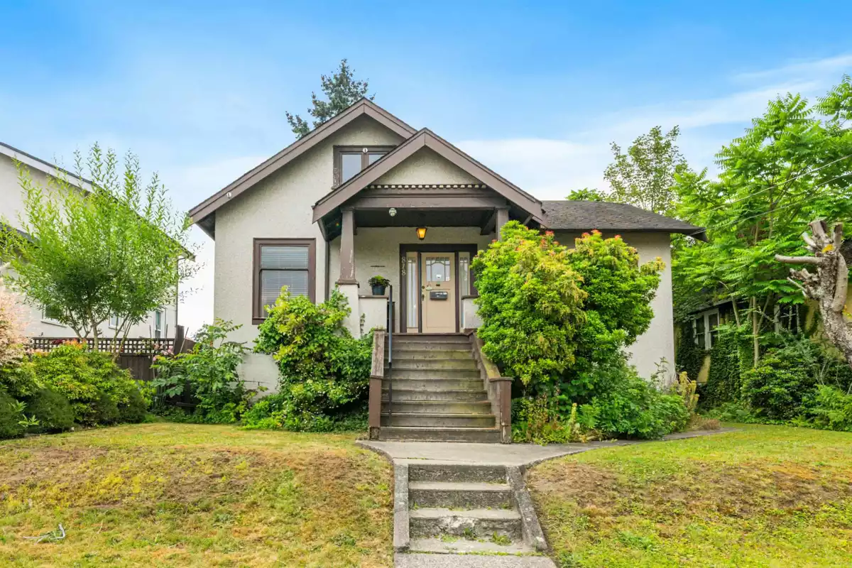 Exterior Front Photo of 818 London Street, New Westminster, BC