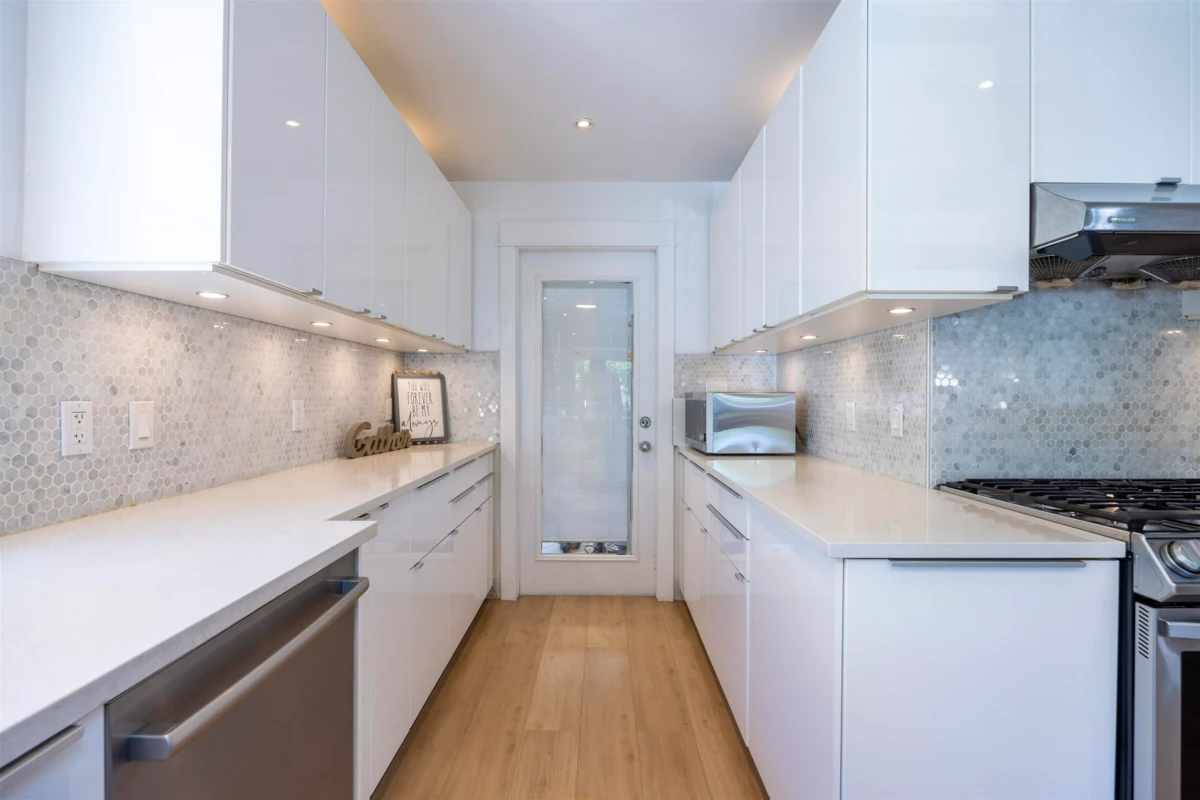 Primary Bathroom Photo of 931 Sperling Avenue, Burnaby, BC