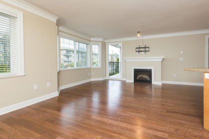 207 15357 Roper Avenue, White Rock, BC, White Rock — Apartment/Condo for sale