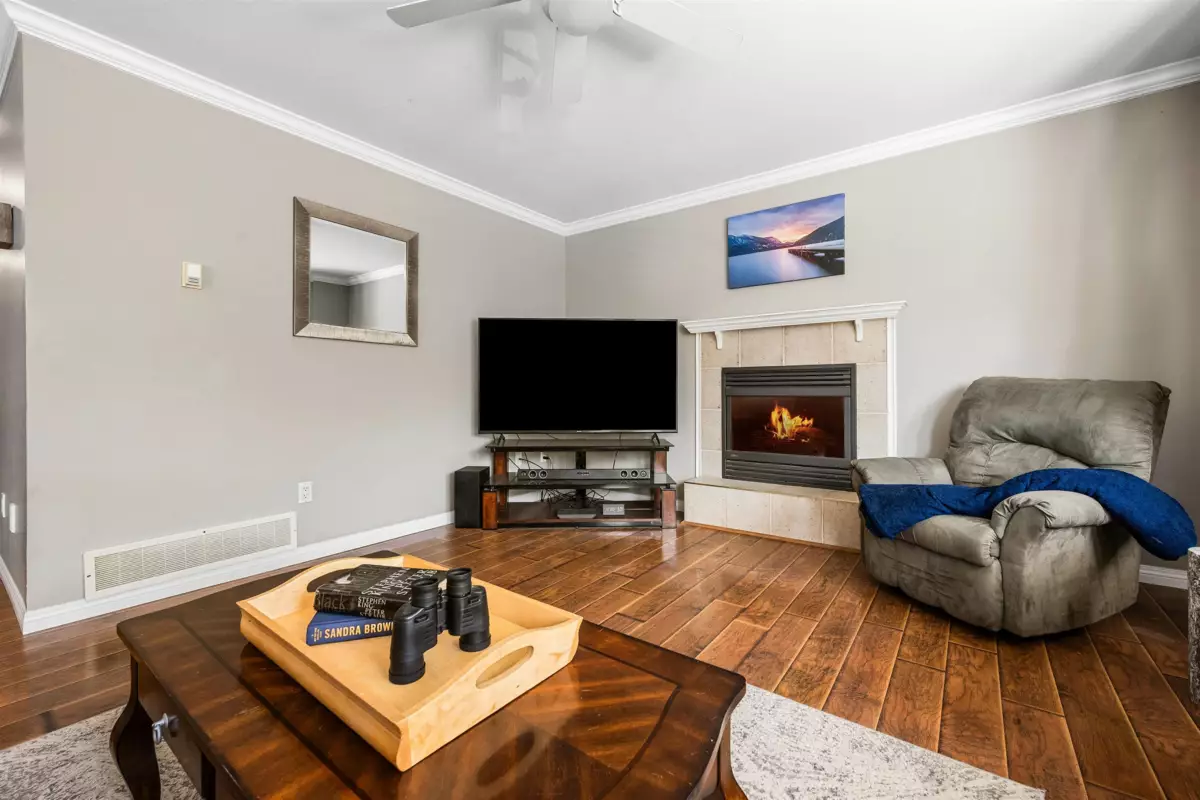 Kitchen Island Photo of 200 Lakeshore Drive, Cultus Lake, BC