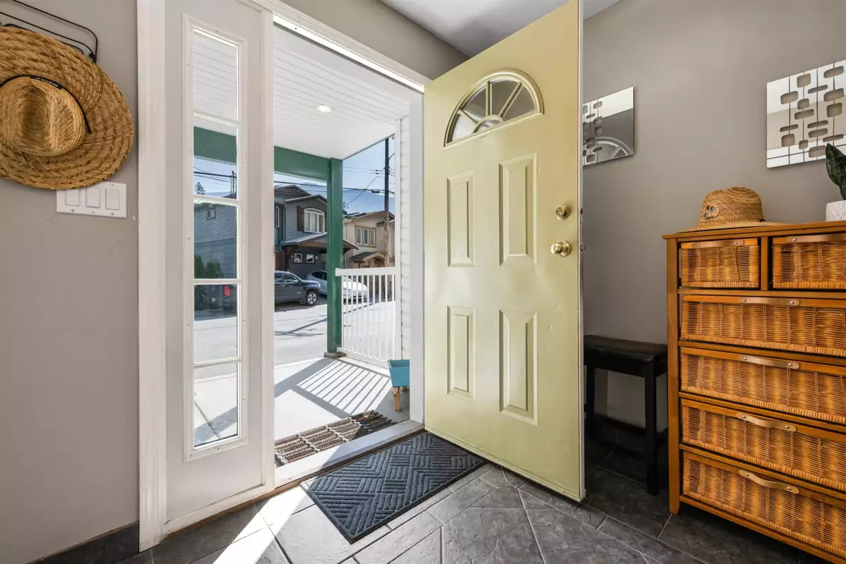 Living Room Photo of 200 Lakeshore Drive, Cultus Lake, BC