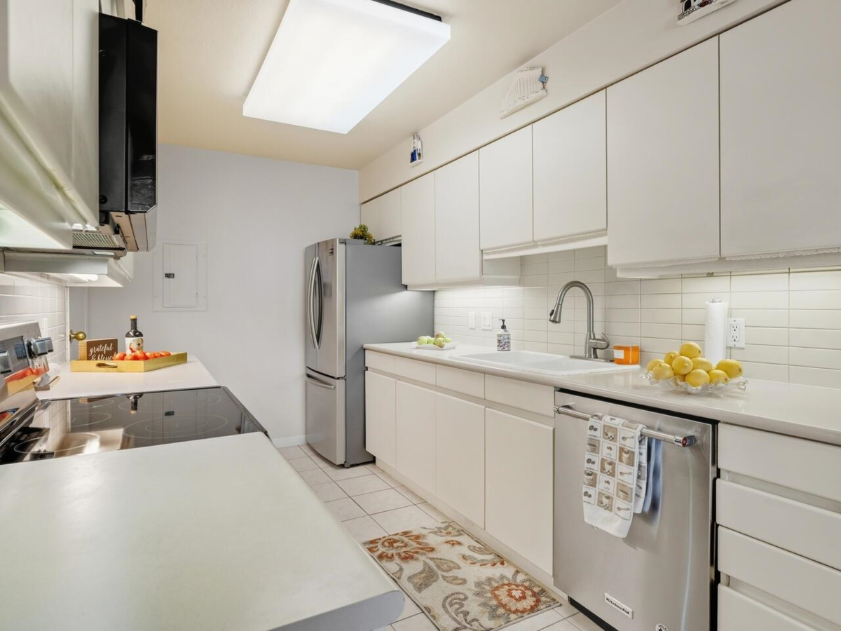 Kitchen Island Photo of 412 518 W 14th Avenue, Vancouver, BC