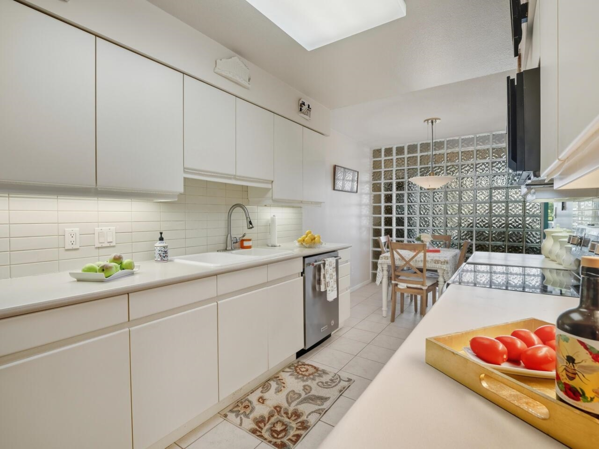 Kitchen Photo of 412 518 W 14th Avenue, Vancouver, BC